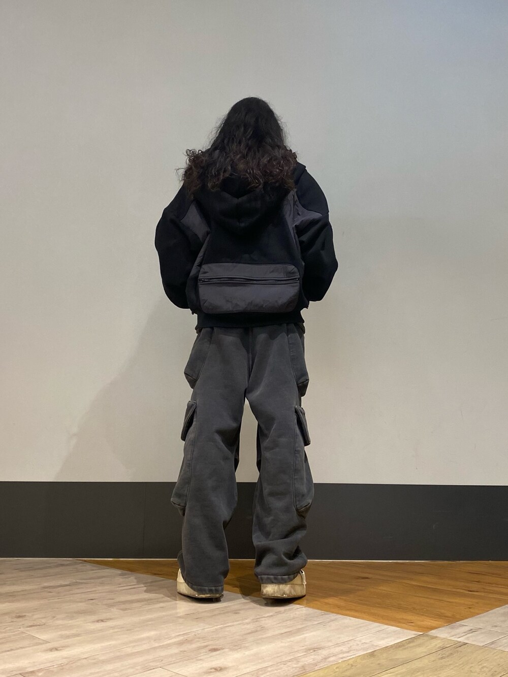 ブラック系のパーカーを着用したメンズの冬コーディネートの2枚目の写真