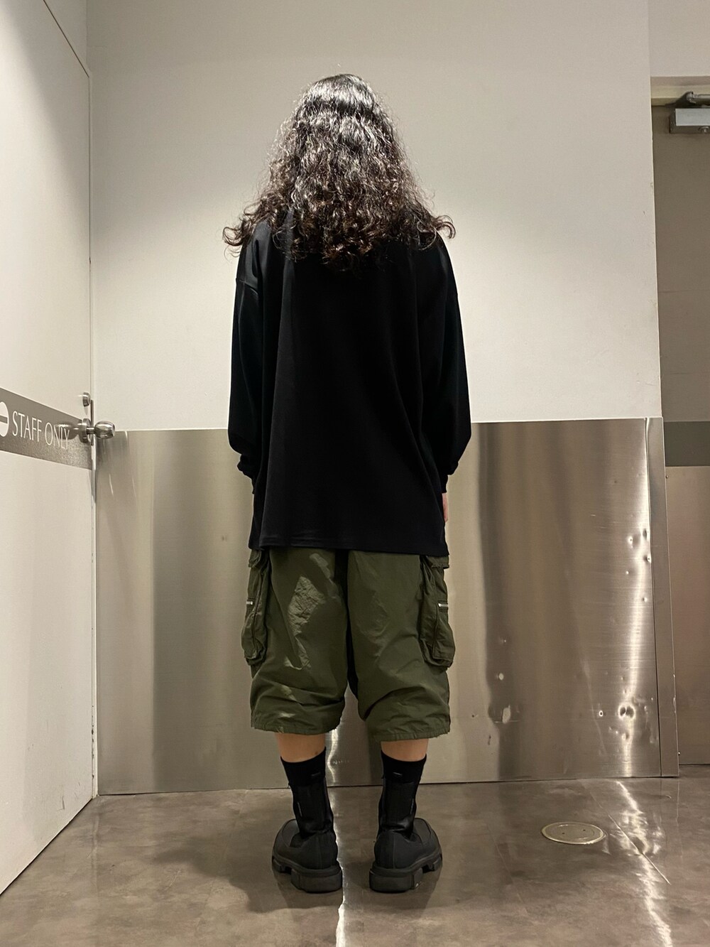 ブラック系のTシャツ/カットソー、グリーン系のカーゴパンツを着用したメンズの夏コーディネートの2枚目の写真