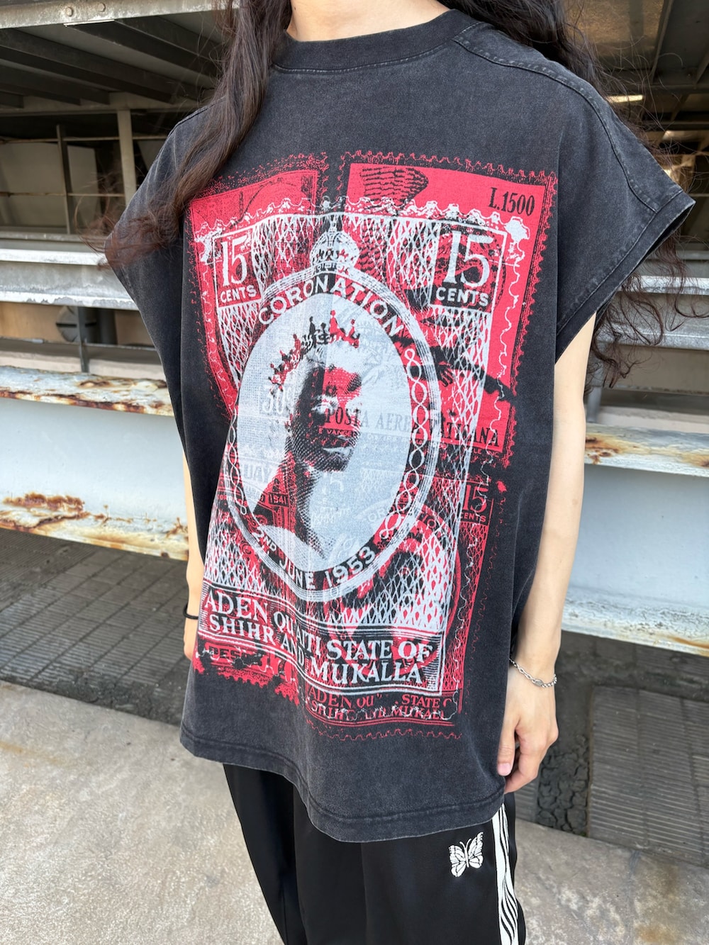 ブラック系のTシャツ/カットソーを着用したメンズの夏コーディネートの5枚目の写真