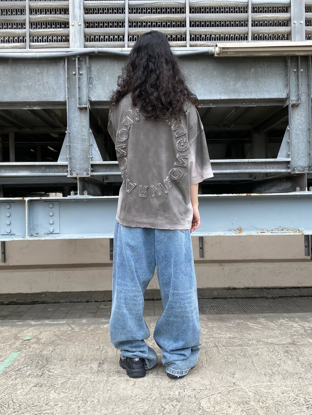 グレー系のTシャツ/カットソー、その他のデニムパンツを着用したメンズの夏コーディネートの2枚目の写真