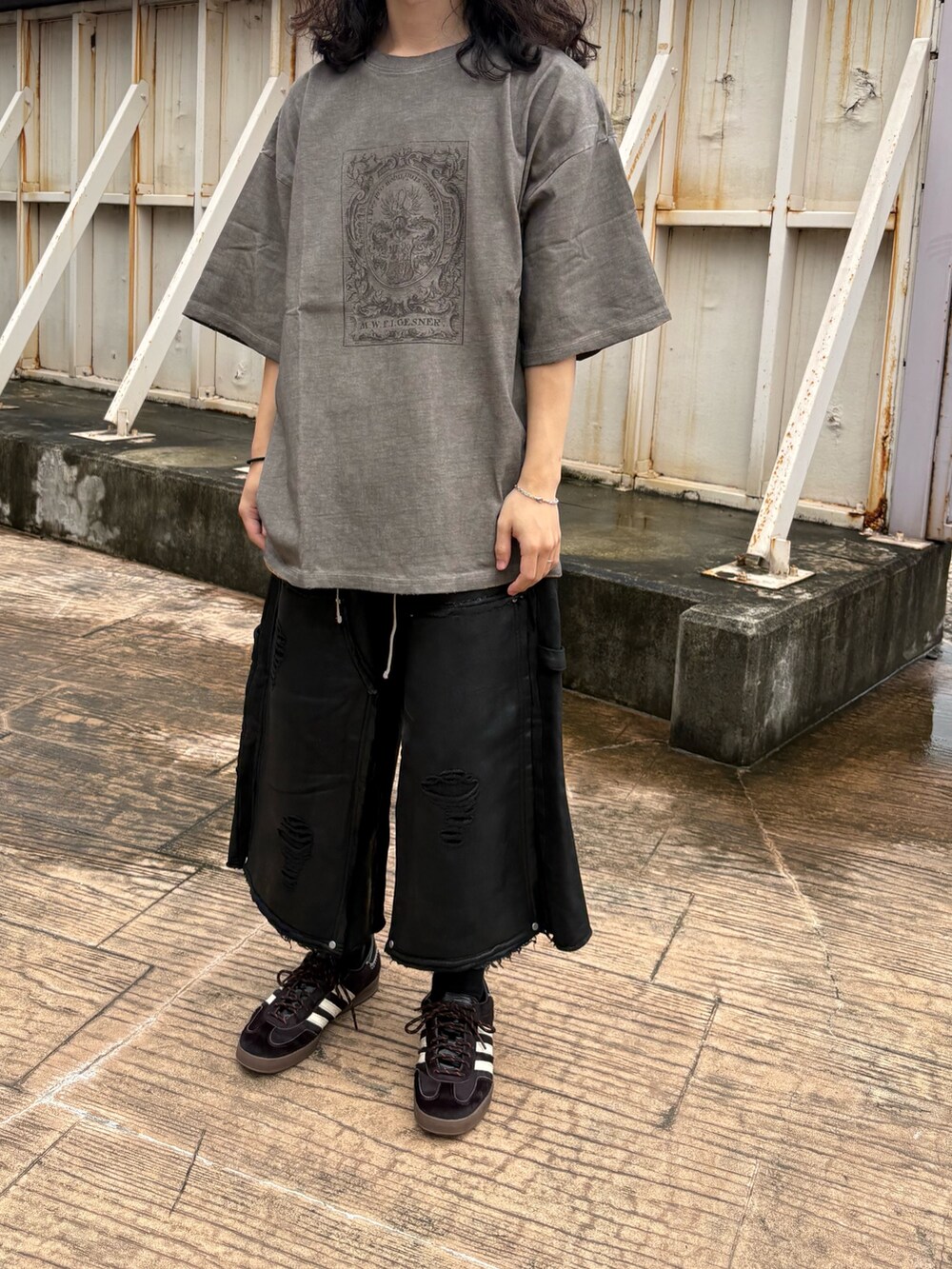 ブラック系のパーカー、ベージュ系のTシャツ/カットソー、ブラック系のスウェットパンツを着用したメンズの秋コーディネートの5枚目の写真