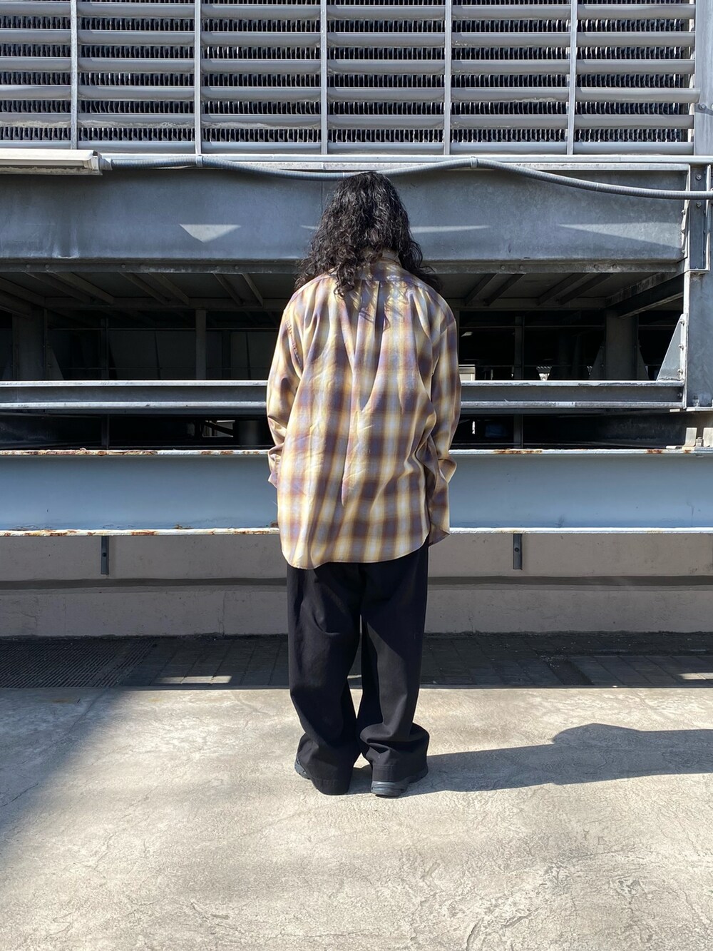 イエロー系のシャツ/ブラウス、ブラック系のその他パンツ、イエロー系のシャツ/ブラウスを着用したメンズの冬コーディネートの2枚目の写真