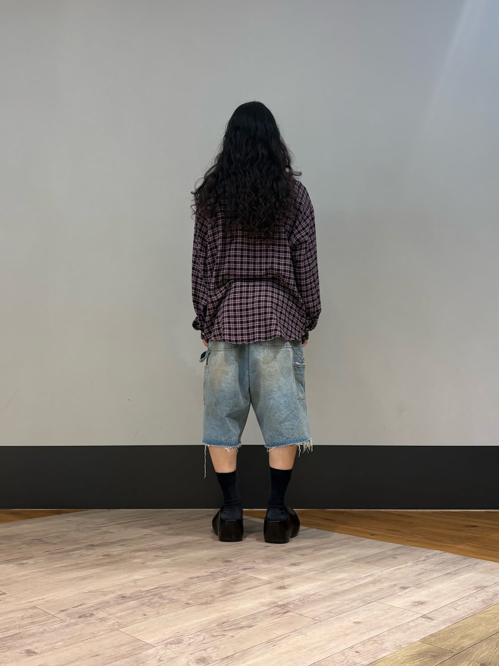 「柄シャツ、夏コーデ、白Tシャツ、カジュアルコーデ、ストリート、おでかけコーデ、デニム、デニムパンツ、デニムショートパンツ、デニムショーツ、ダブルニー、ダブルニーパンツ、ダブルニーデニム、チェックシャツ、whiteland」｜「WHITELANDのWHITELAND/ホワイトランド/DENIM DOUBLE KNEE SHORT PANT（デニムパンツ、その他）」を使った、NABEさん（メンズ・169cm）の夏コーディネートの2枚目の写真