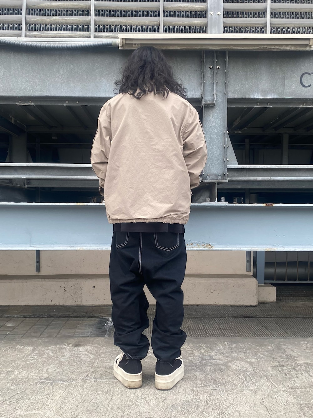 ベージュ系のその他アウター、ベージュ系のブルゾンを着用したメンズの冬コーディネートの2枚目の写真