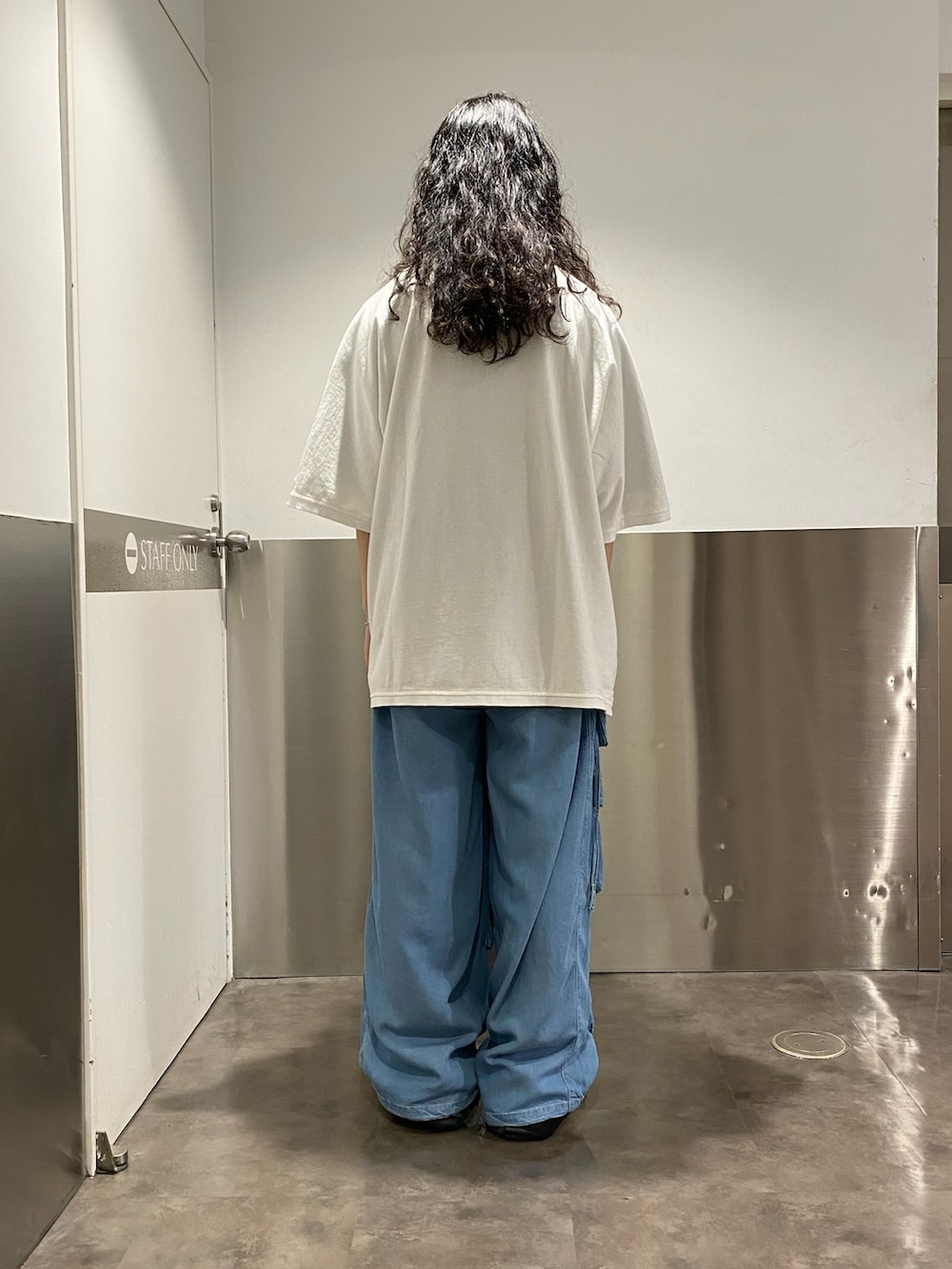 ホワイト系のTシャツ/カットソー、ブルー系のデニムパンツを着用したメンズの春コーディネートの2枚目の写真
