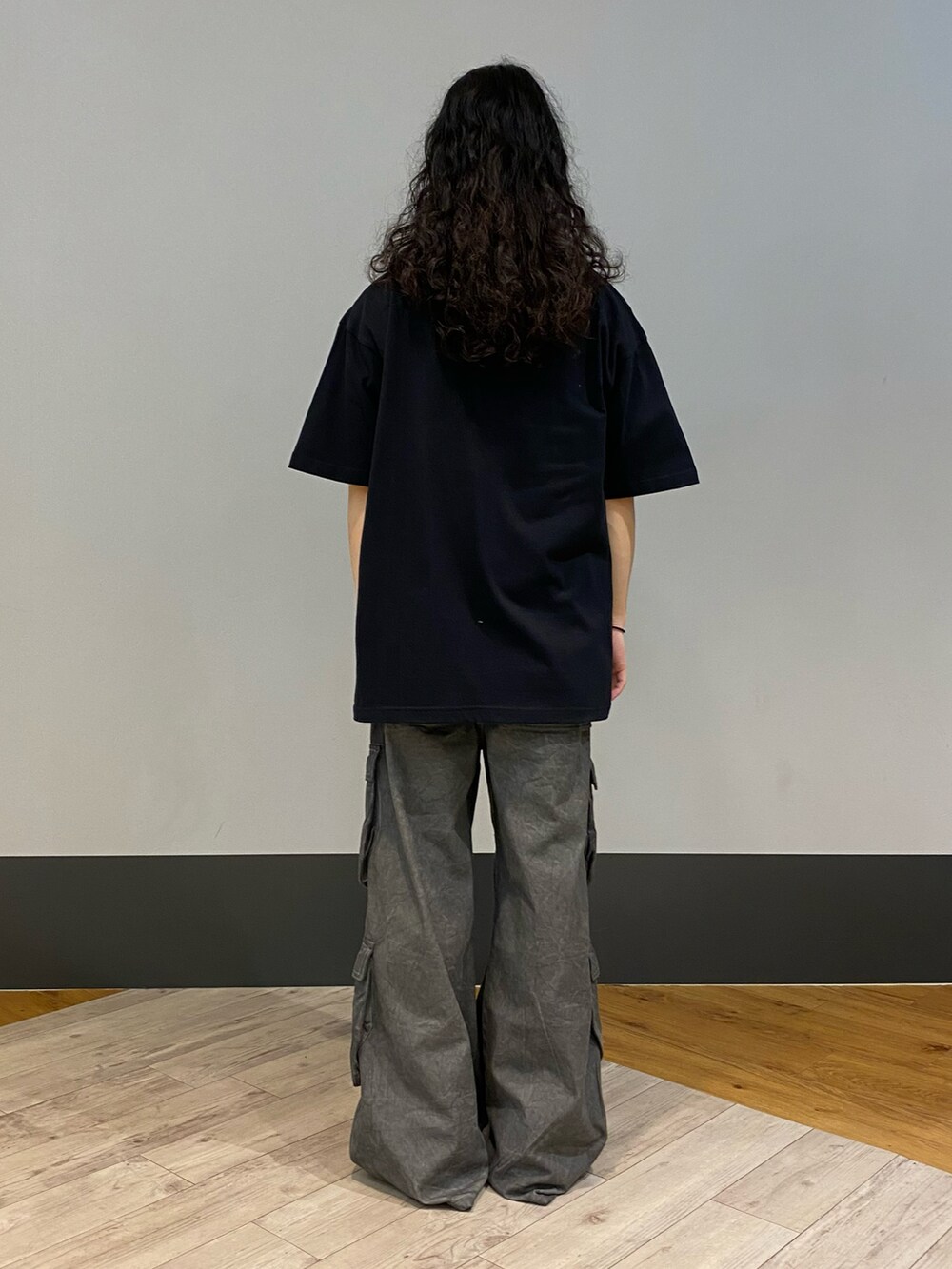 ブラック系のTシャツ/カットソー、ブラック系のカーゴパンツを着用したメンズの夏コーディネートの2枚目の写真