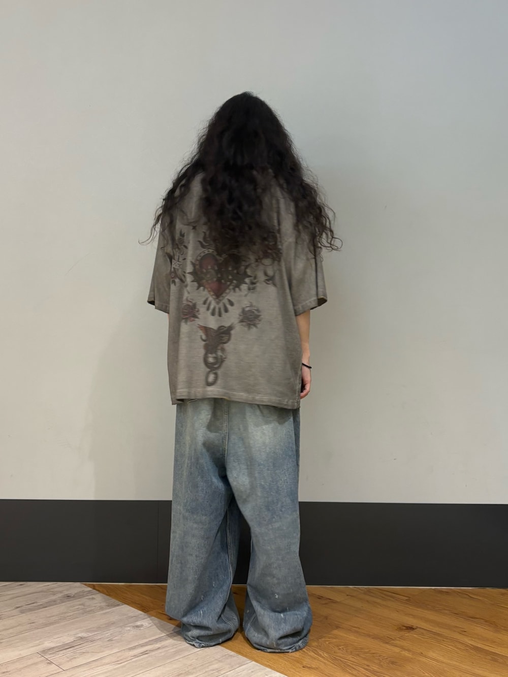 ベージュ系のTシャツ/カットソーを着用したメンズの夏コーディネートの2枚目の写真