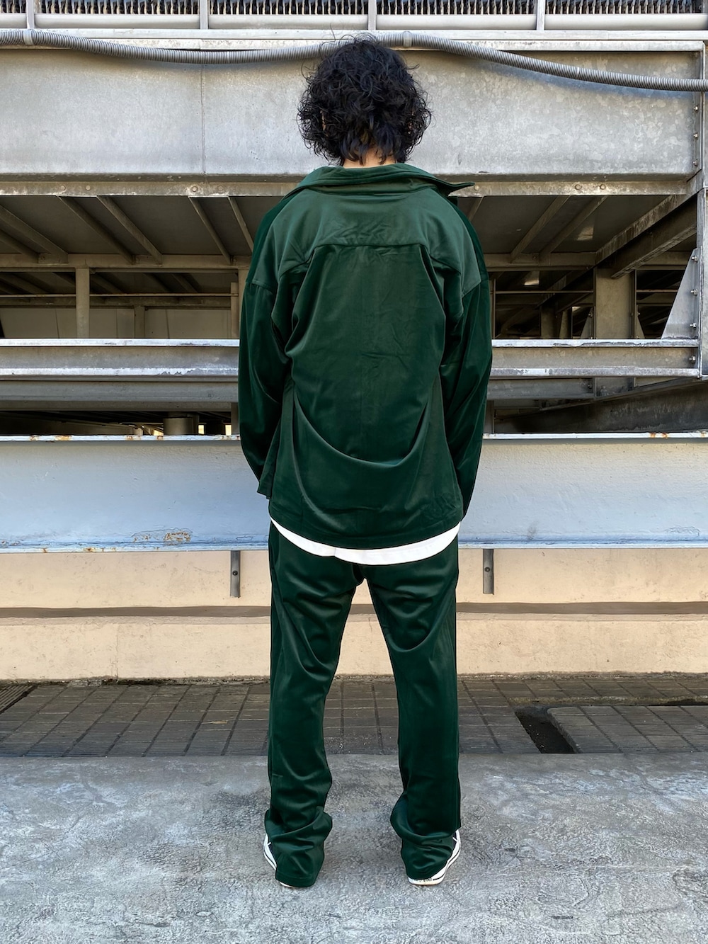 グリーン系のシャツ/ブラウス、ホワイト系のTシャツ/カットソー、ホワイト系のTシャツ/カットソーを着用したメンズの秋コーディネートの3枚目の写真