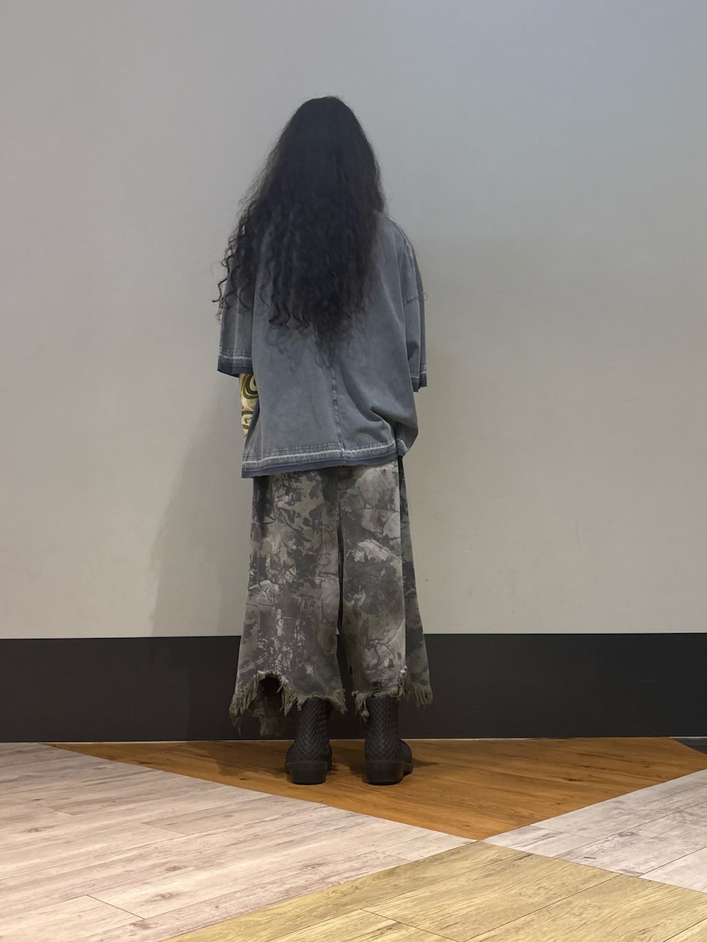 ブラック系のTシャツ/カットソー、グリーン系のカーゴパンツを着用したメンズの春コーディネートの2枚目の写真