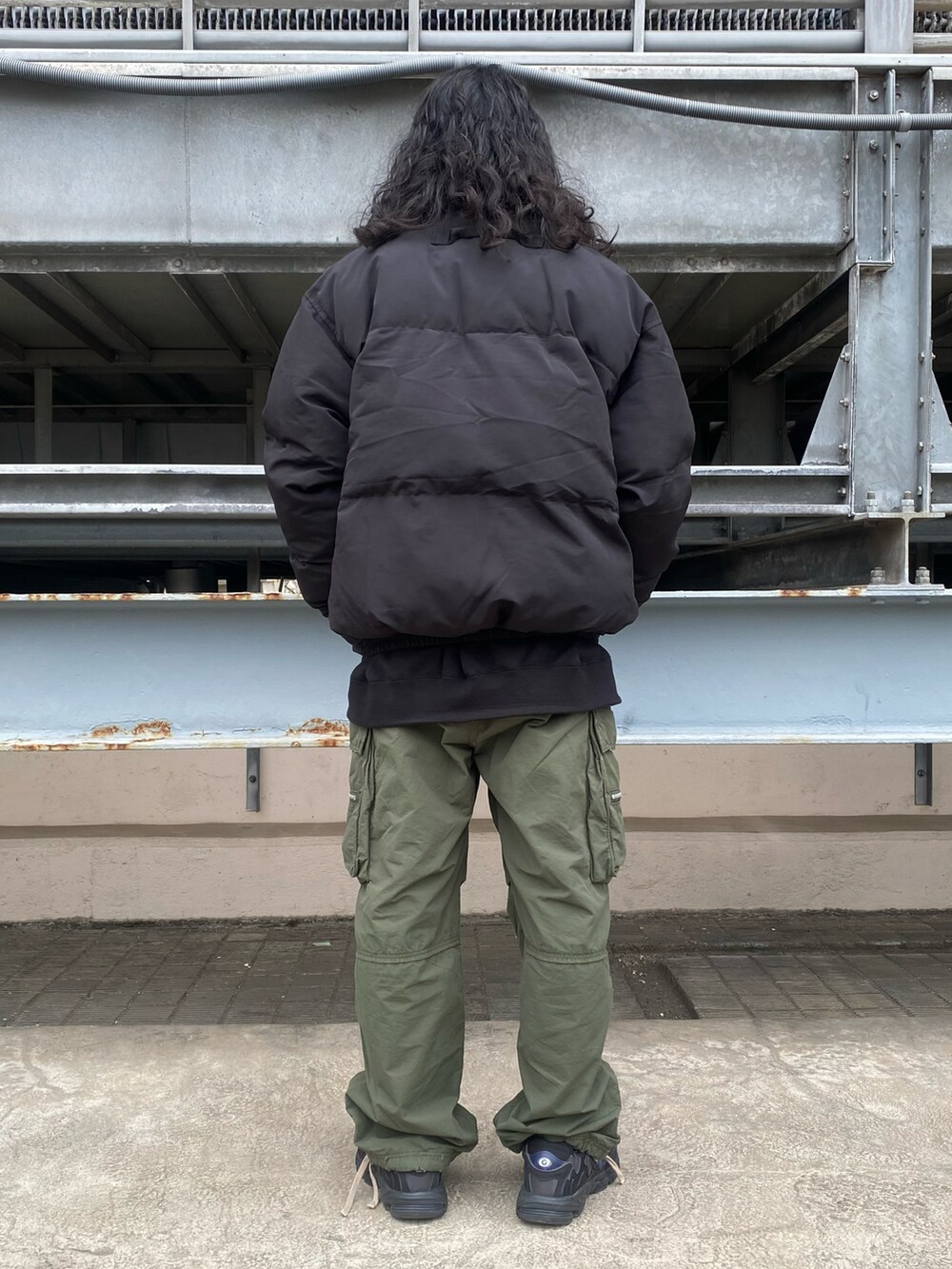 ブラック系のその他アウター、グリーン系のカーゴパンツ、グリーン系のカーゴパンツを着用したメンズの冬コーディネートの2枚目の写真