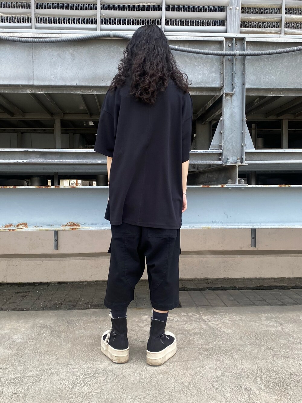 ブラック系のTシャツ/カットソー、ブラック系のその他パンツを着用したメンズの春コーディネートの2枚目の写真