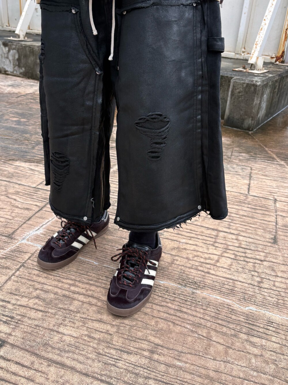 ブラック系のパーカー、ベージュ系のTシャツ/カットソー、ブラック系のスウェットパンツを着用したメンズの秋コーディネートの6枚目の写真