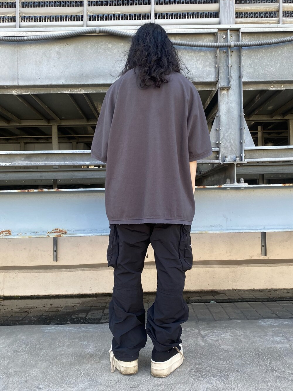 グレー系のTシャツ/カットソー、ブラック系のカーゴパンツを着用したメンズの春コーディネートの2枚目の写真