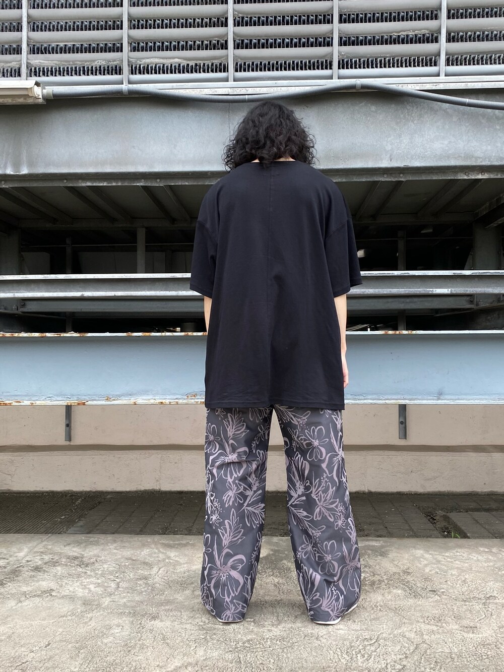 ブラック系のTシャツ/カットソー、グレー系のその他パンツを着用したメンズの夏コーディネートの2枚目の写真