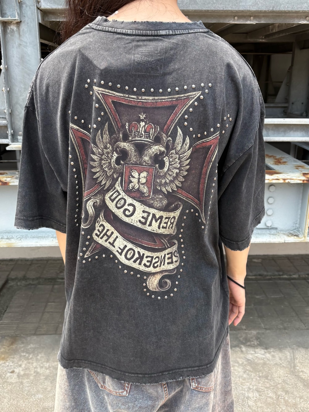 ブラック系のTシャツ/カットソー、ブルー系のデニムパンツを着用したメンズの夏コーディネートの5枚目の写真