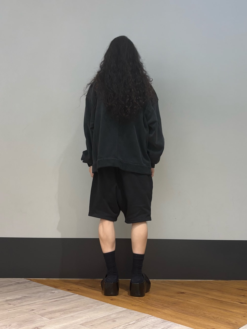 ブラック系のデニムジャケットを着用したメンズの春コーディネートの2枚目の写真