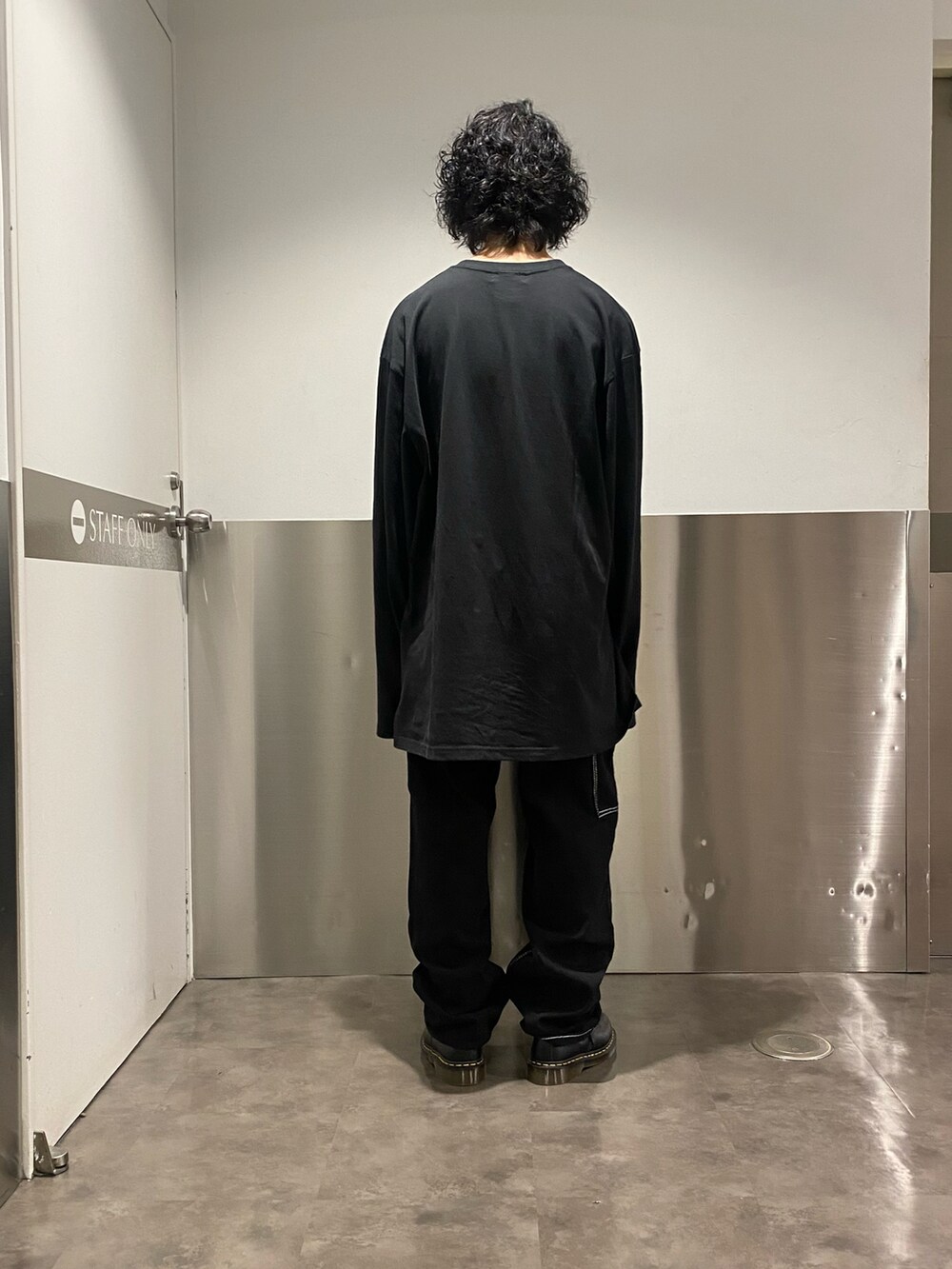 ブラック系のTシャツ/カットソー、ブラック系のその他パンツを着用したメンズの秋コーディネートの2枚目の写真