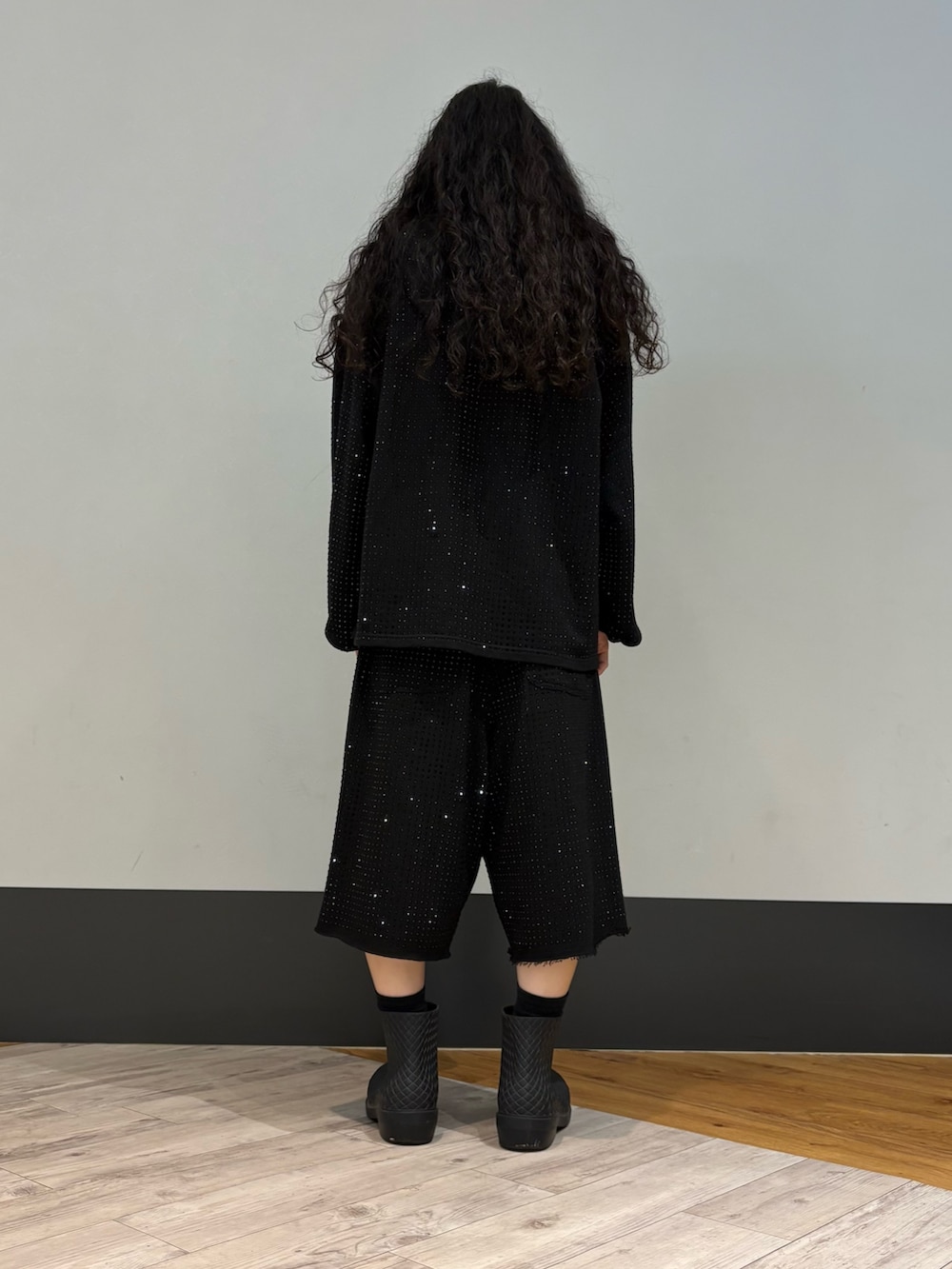 ブラック系のパーカー、ブラック系のスウェットパンツを着用したメンズの春コーディネートの2枚目の写真