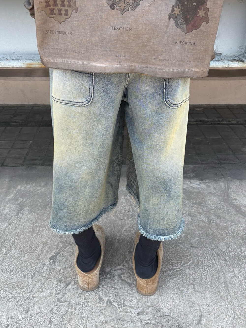 ベージュ系のTシャツ/カットソー、その他のデニムパンツを着用したメンズの夏コーディネートの6枚目の写真
