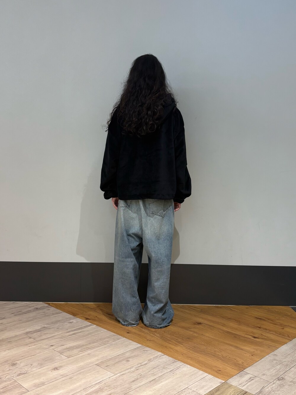 ブラック系のパーカーを着用したメンズの秋コーディネートの2枚目の写真