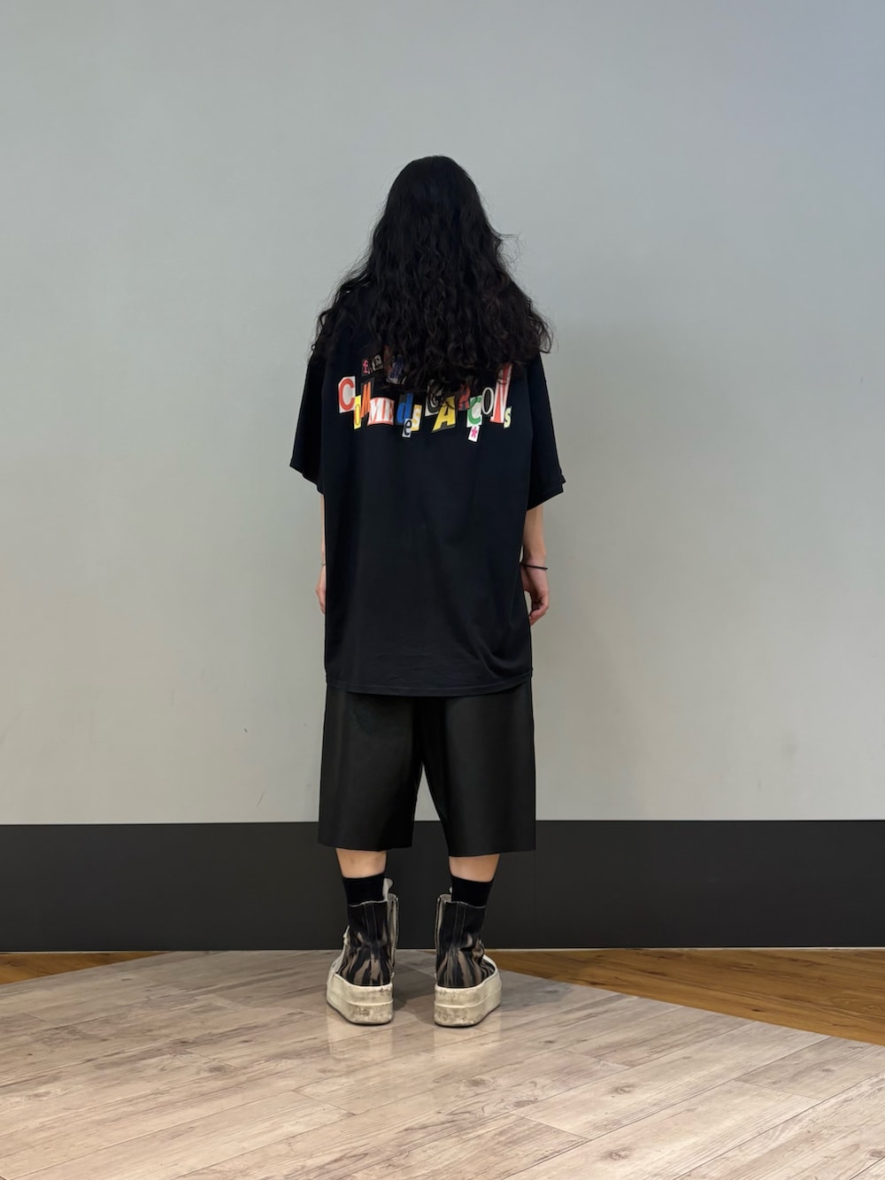 ブラック系のその他パンツを着用したメンズの夏コーディネートの2枚目の写真