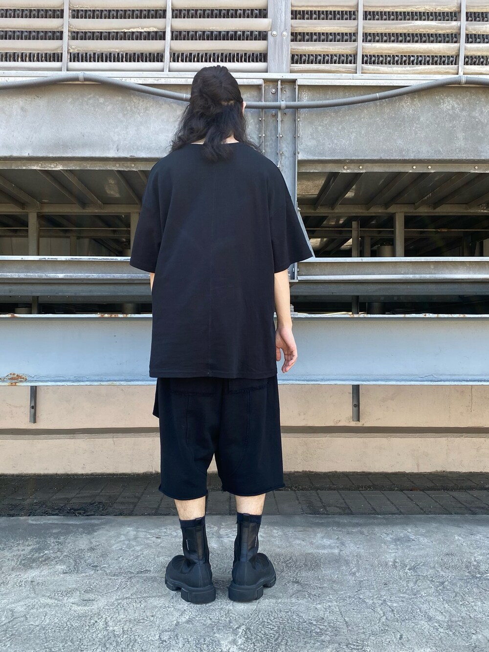 ブラック系のTシャツ/カットソー、ブラック系のスウェットパンツを着用したメンズの夏コーディネートの2枚目の写真