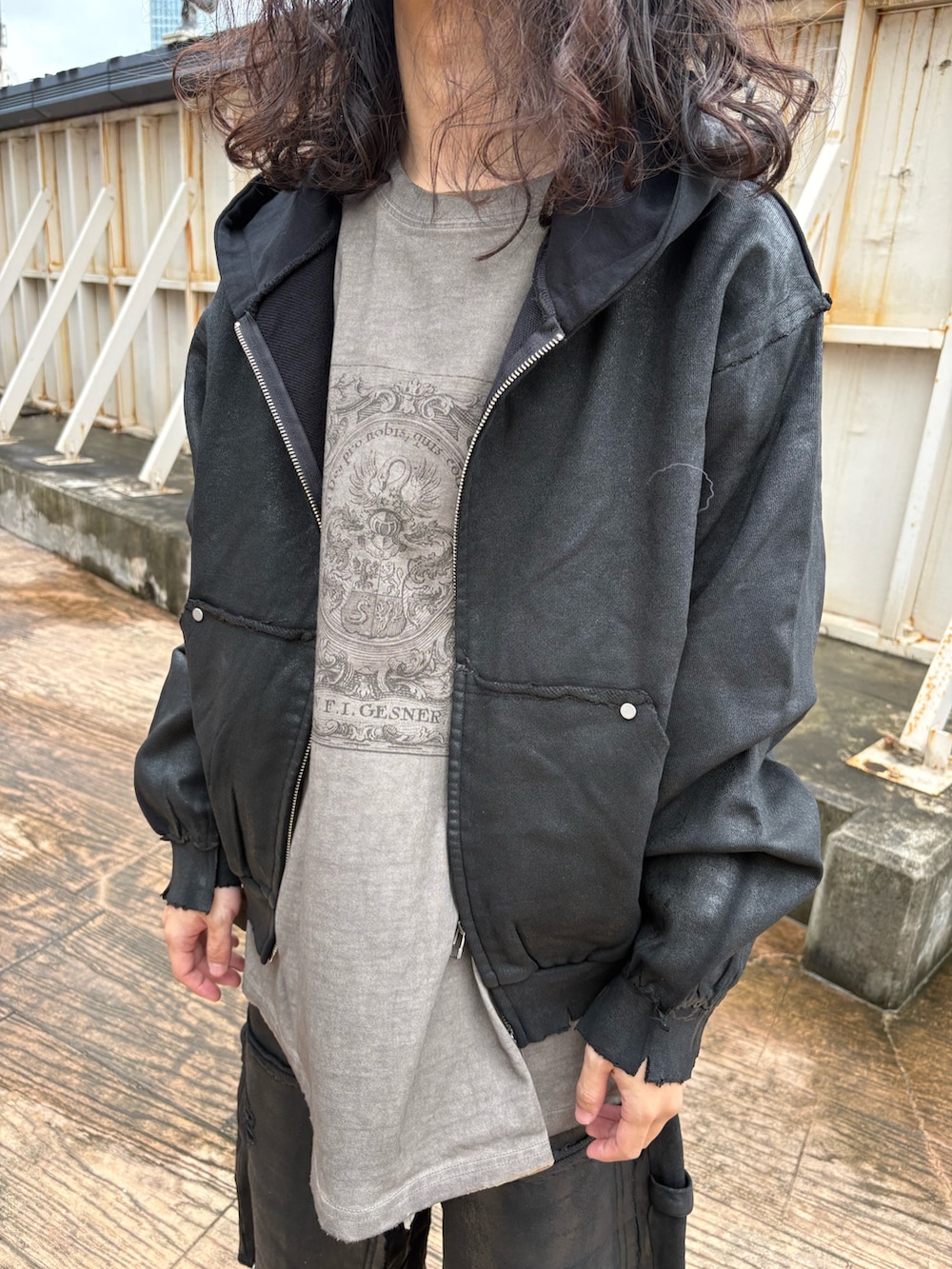 ブラック系のパーカー、ベージュ系のTシャツ/カットソー、ブラック系のスウェットパンツを着用したメンズの秋コーディネートの3枚目の写真