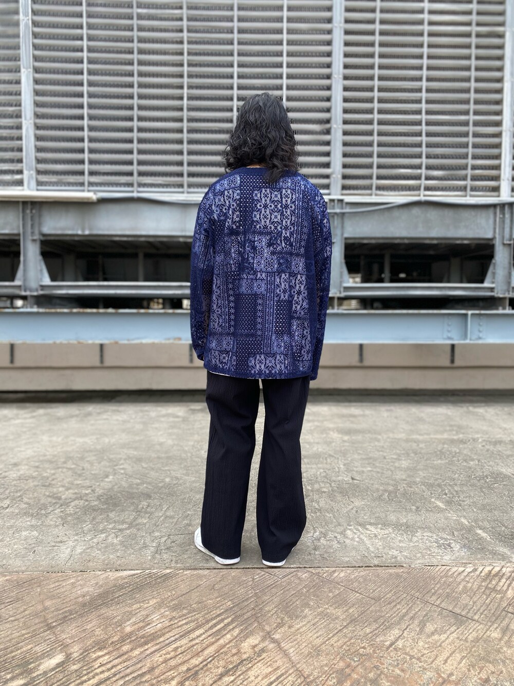 ブルー系のカーディガン/ボレロ、ブラック系のその他パンツを着用したメンズの夏コーディネートの2枚目の写真