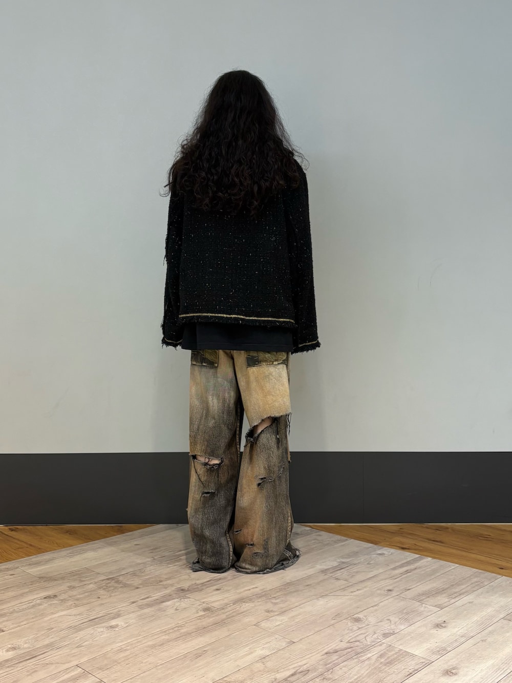 ブラック系のカバーオールを着用したメンズの夏コーディネートの2枚目の写真