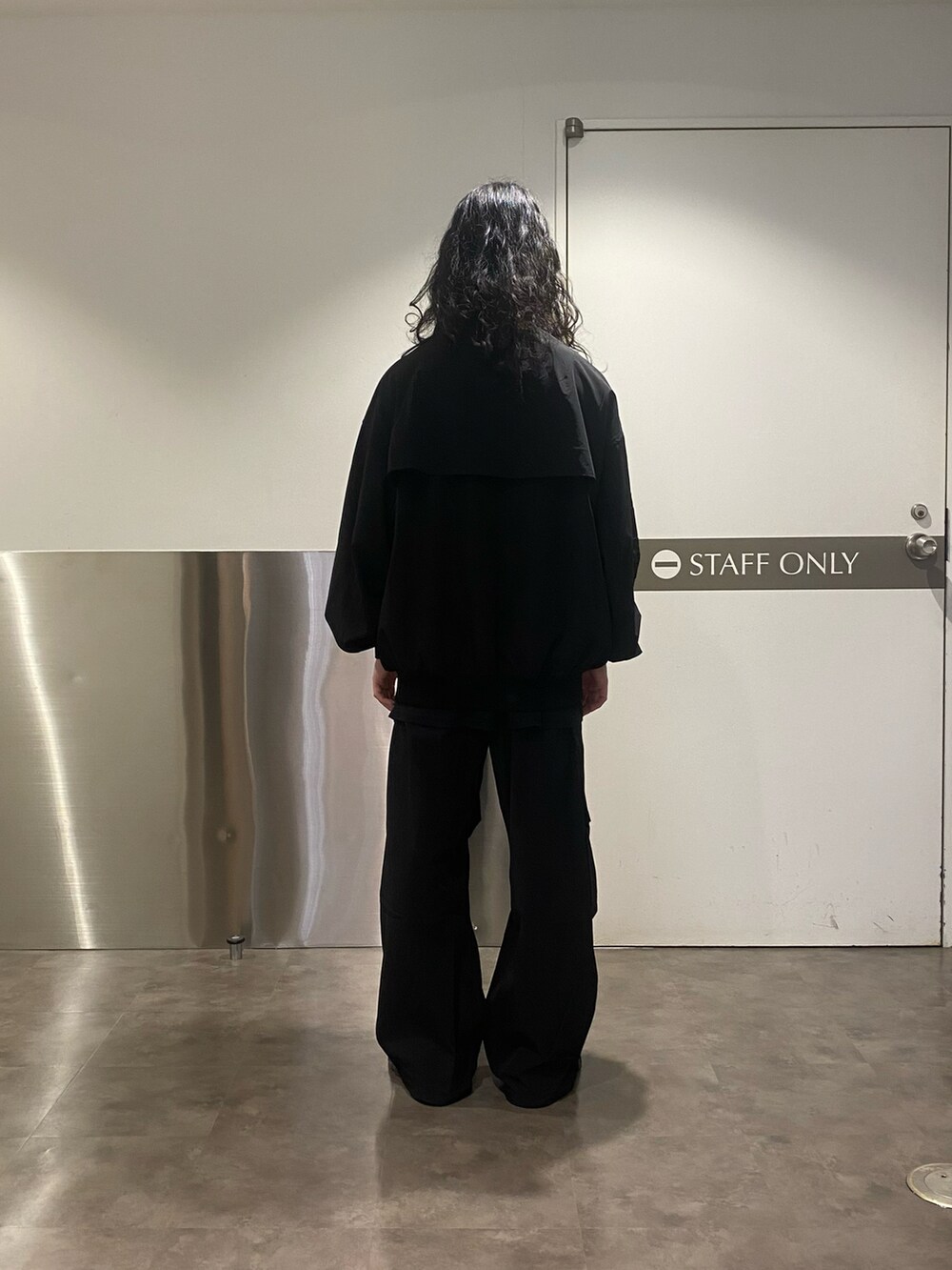 ブラック系のMA-1、ブラック系のその他パンツを着用したメンズの冬コーディネートの2枚目の写真