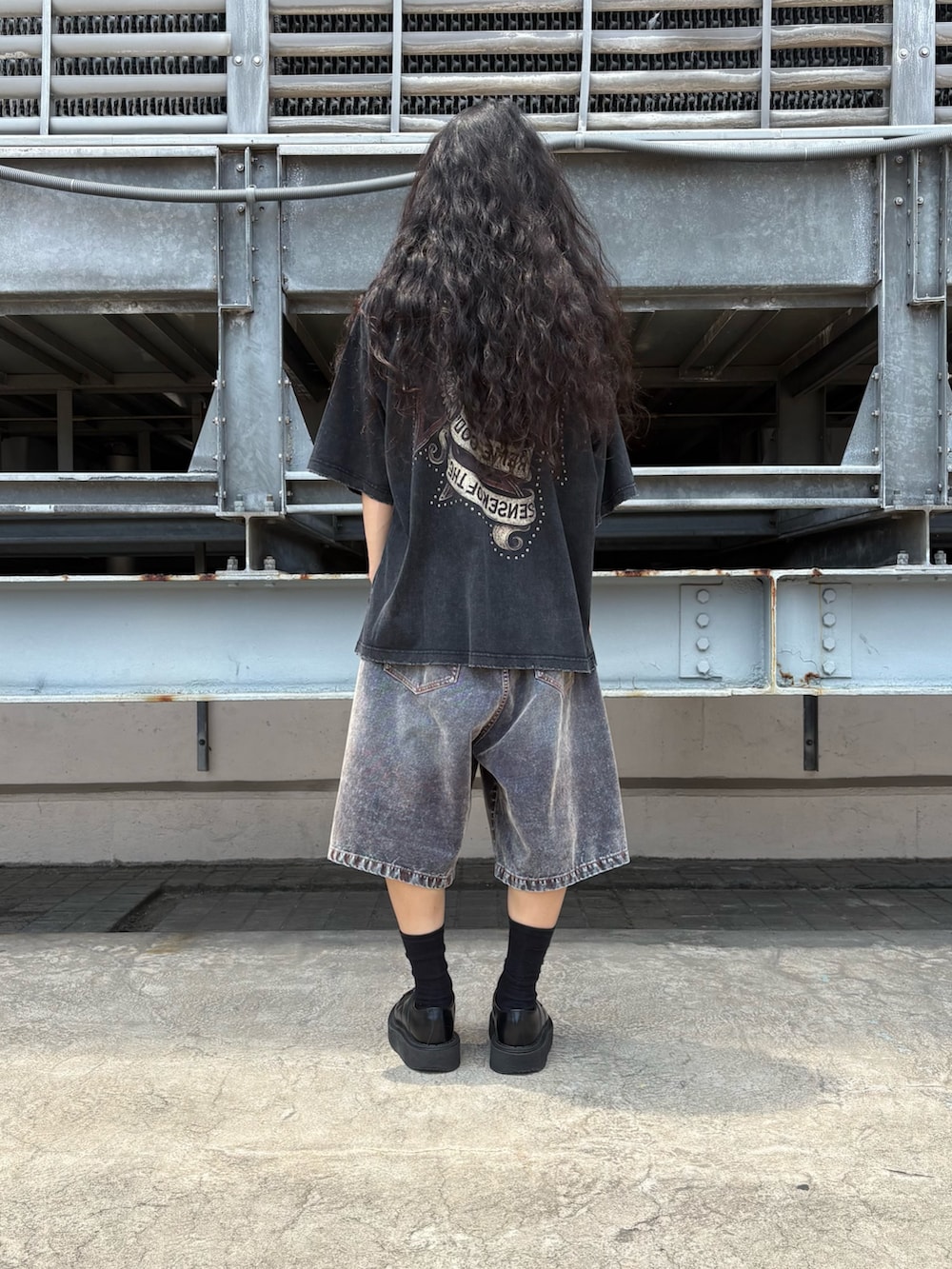 ブラック系のTシャツ/カットソー、ブルー系のデニムパンツを着用したメンズの夏コーディネートの2枚目の写真