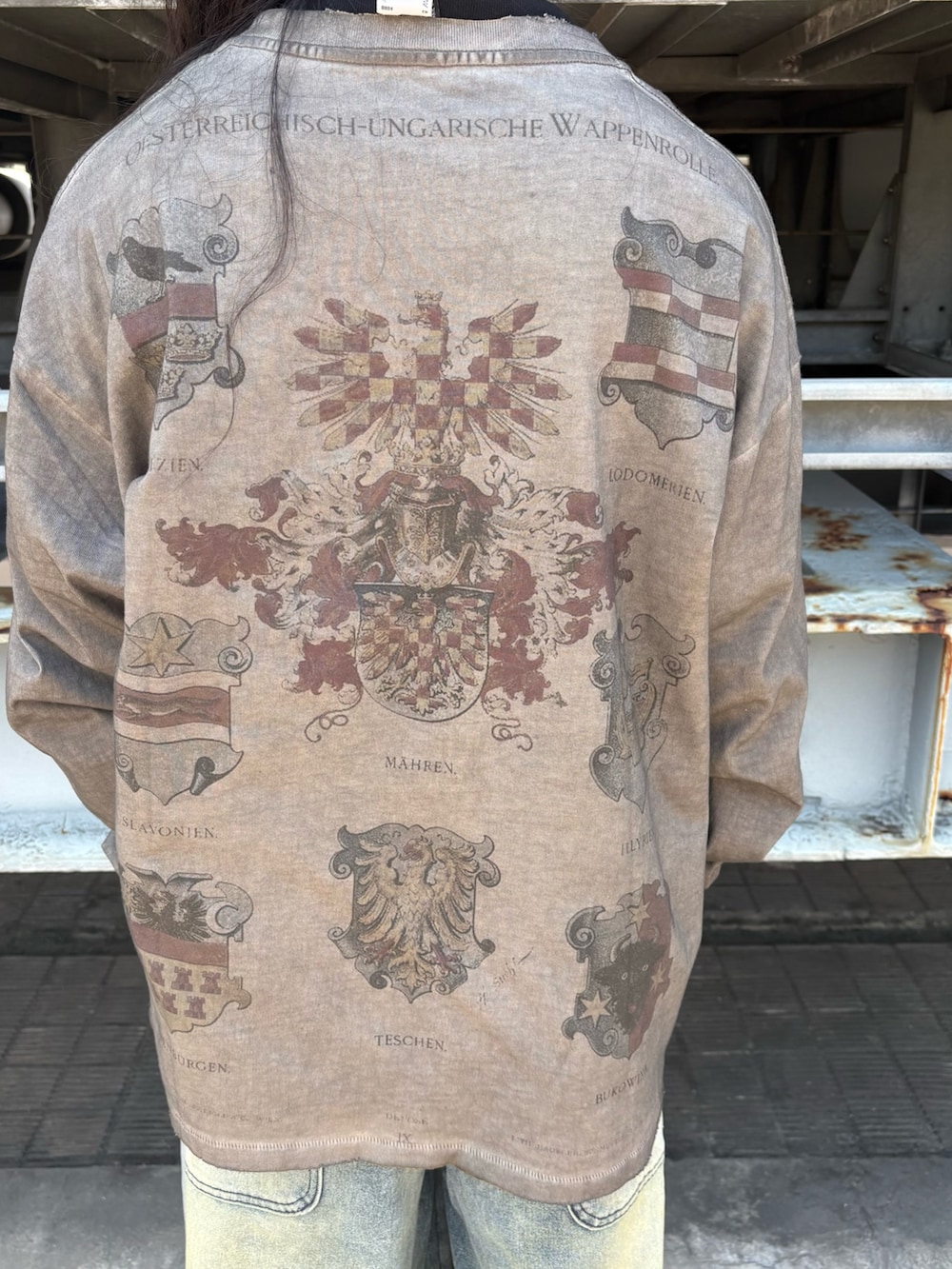 ベージュ系のTシャツ/カットソー、その他のデニムパンツを着用したメンズの夏コーディネートの5枚目の写真