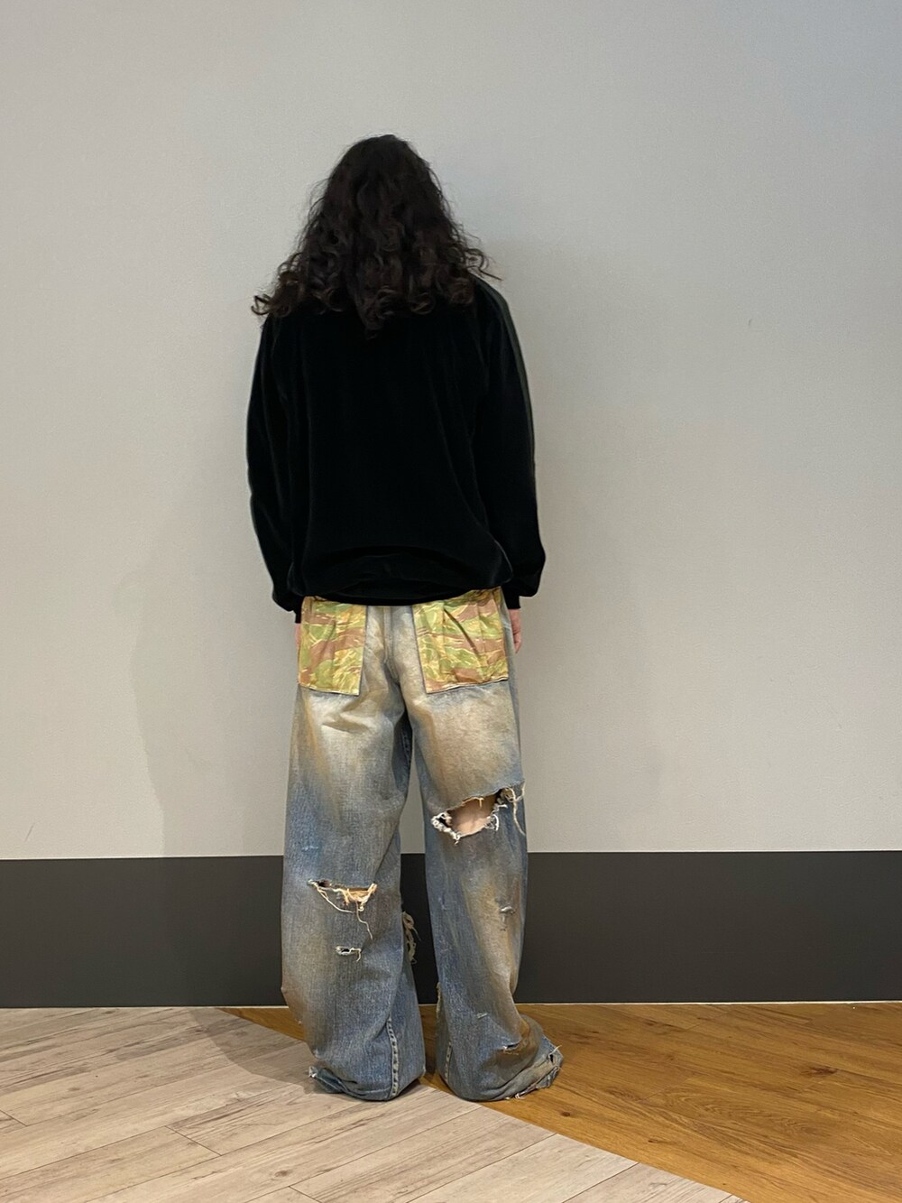 ブラック系のジャケット/アウター、ブラック系のTシャツ/カットソー、ブルー系のパンツを着用したメンズの夏コーディネートの2枚目の写真