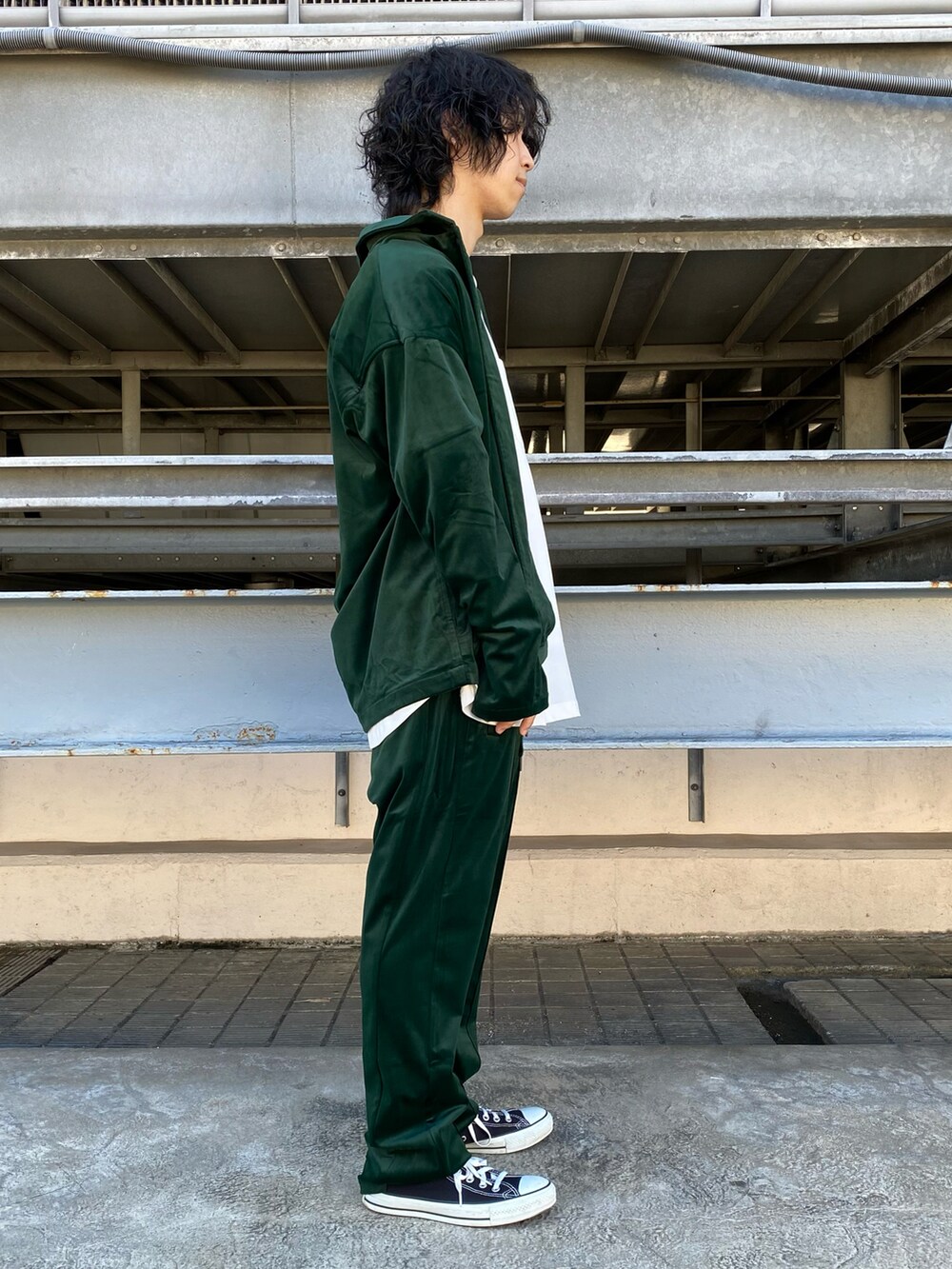 グリーン系のシャツ/ブラウス、ホワイト系のTシャツ/カットソー、ホワイト系のTシャツ/カットソーを着用したメンズの秋コーディネートの2枚目の写真