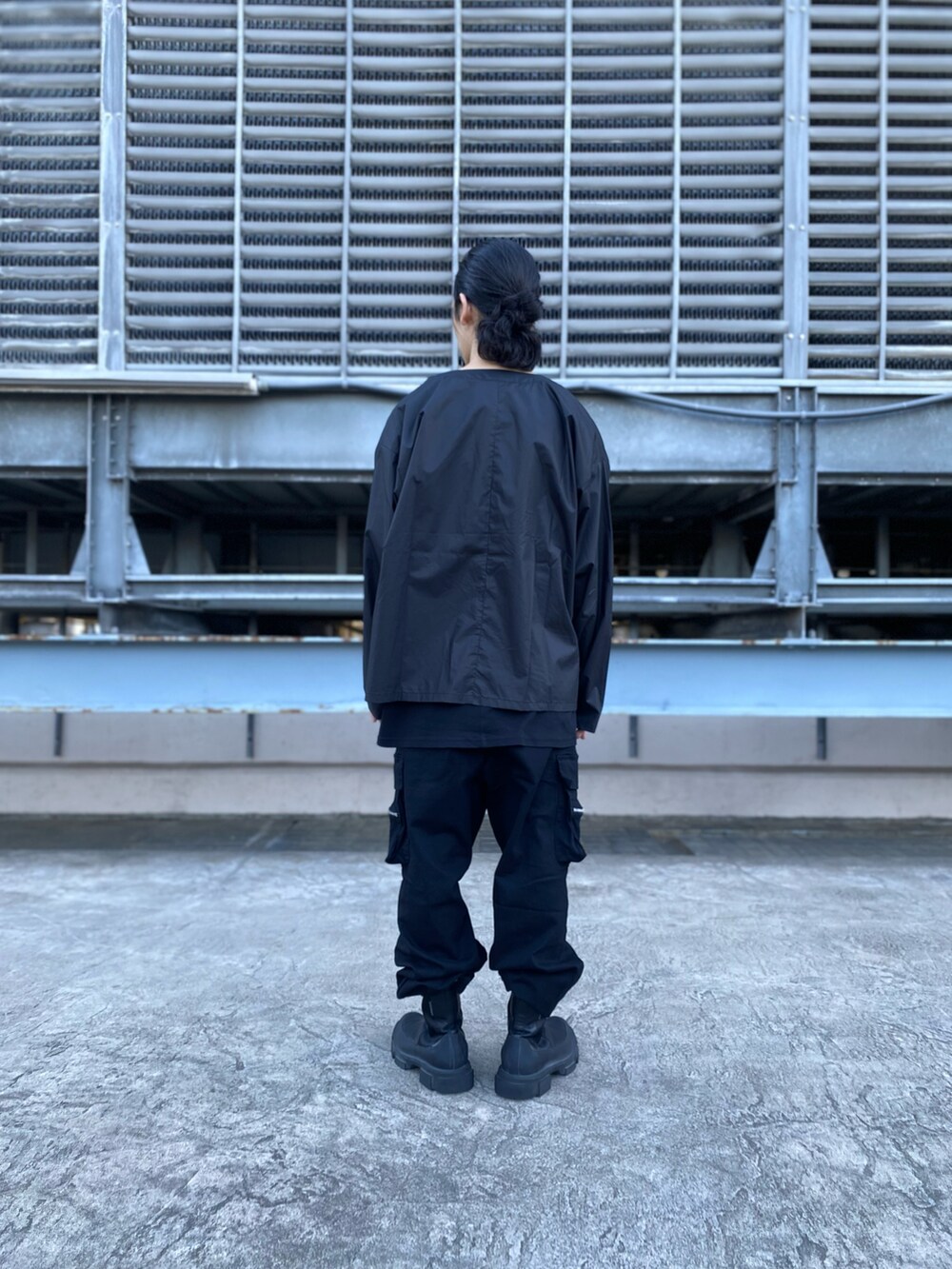 ブラック系のカーディガン/ボレロ、ブラック系のその他パンツ、ブラック系のカーディガン/ボレロを着用したメンズの秋コーディネートの2枚目の写真