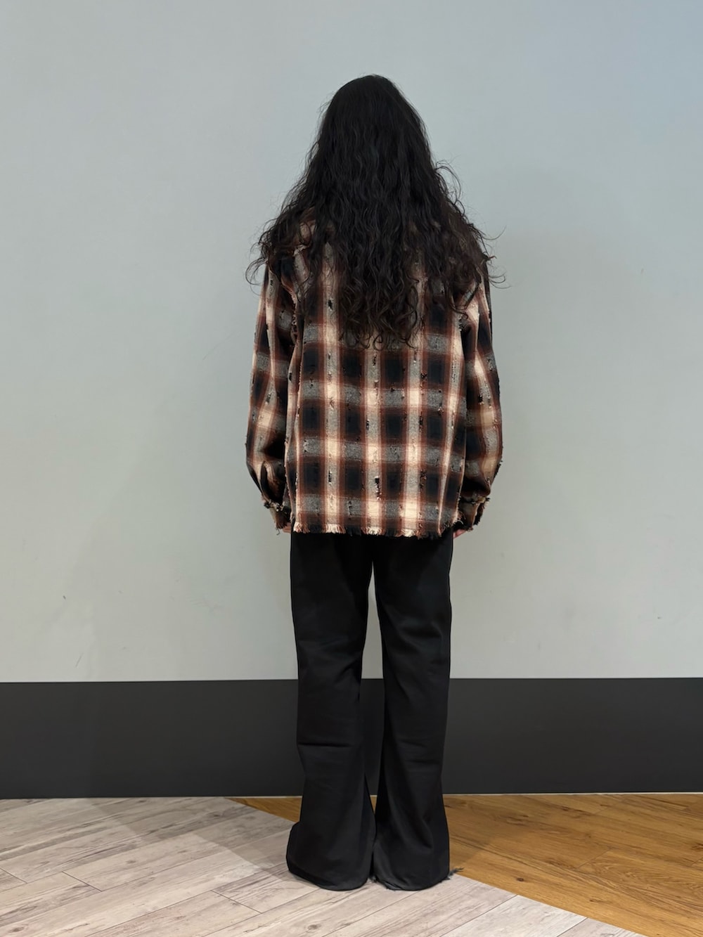 ブラウン系のシャツ/ブラウスを着用したメンズの冬コーディネートの2枚目の写真