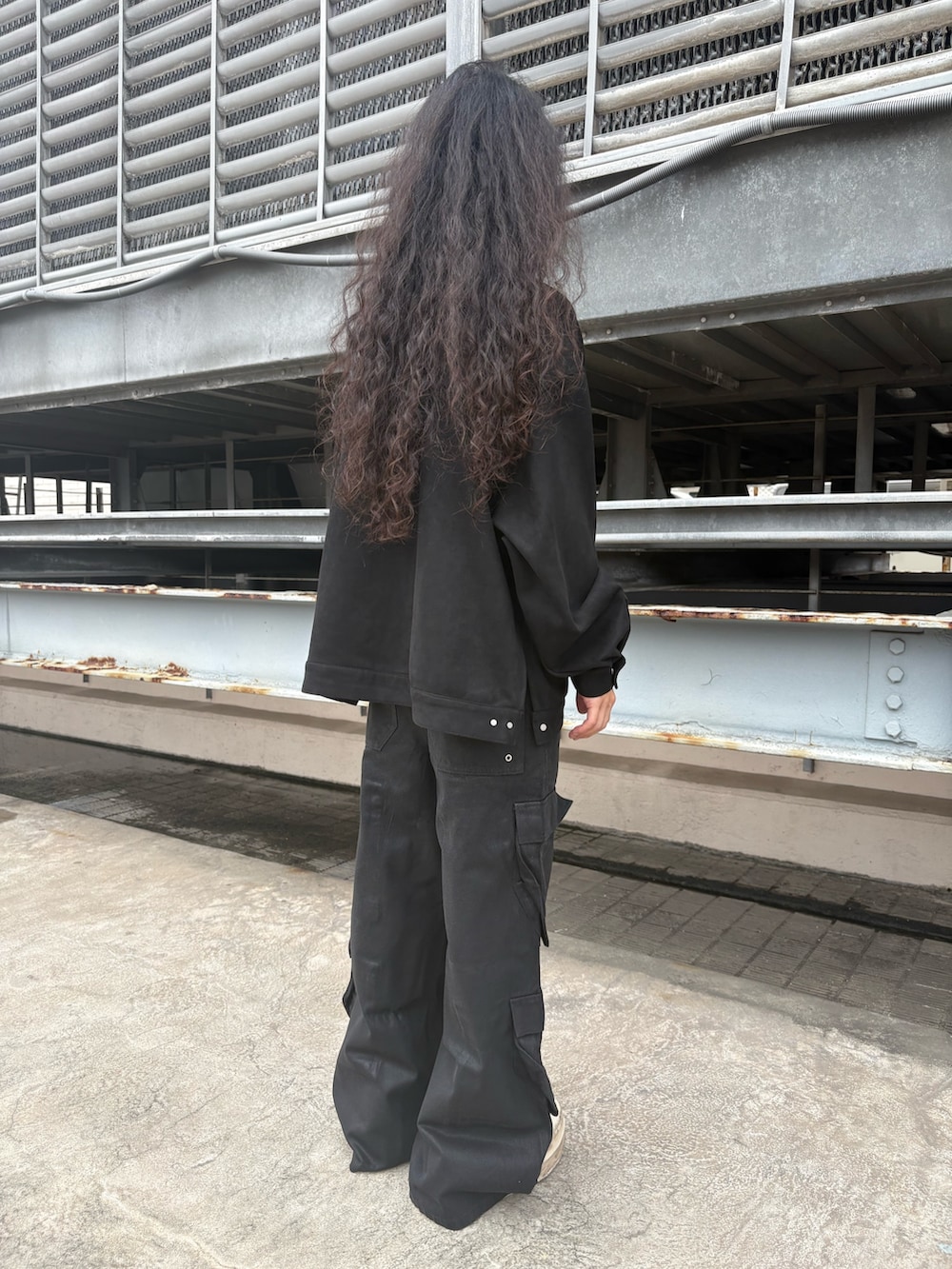 ブラック系のカバーオール、ブラック系のカーゴパンツを着用したメンズの夏コーディネートの2枚目の写真