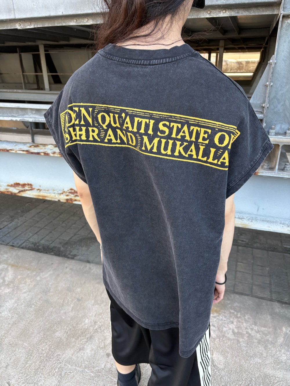 ブラック系のTシャツ/カットソーを着用したメンズの夏コーディネートの6枚目の写真