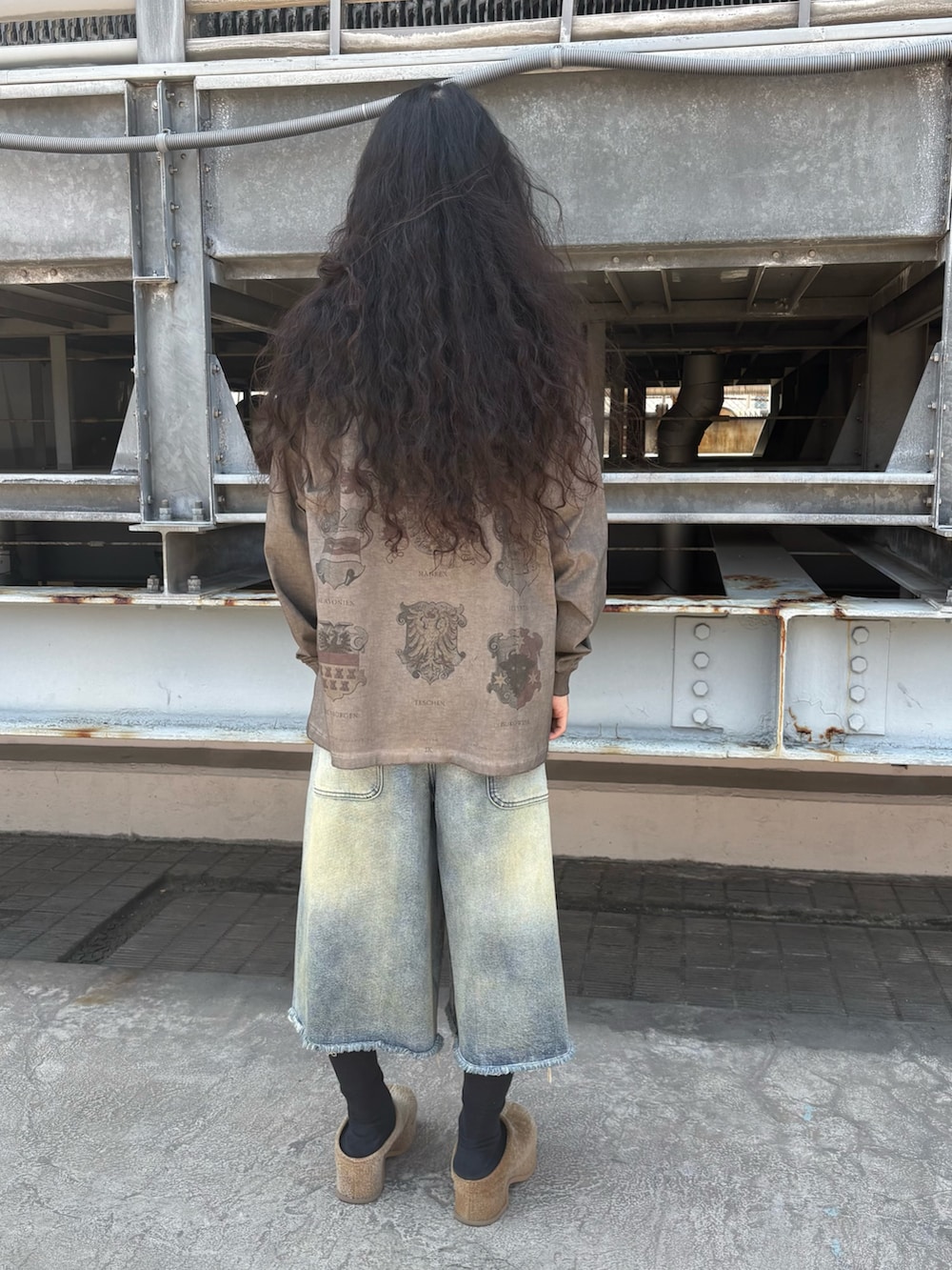 ベージュ系のTシャツ/カットソー、その他のデニムパンツを着用したメンズの夏コーディネートの2枚目の写真