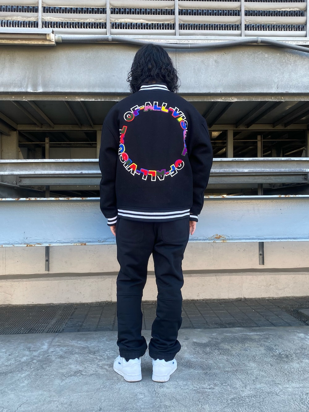 ブラック系のスタジャン、ブラック系のブルゾン、ブラック系のパンツを着用したメンズの冬コーディネートの2枚目の写真