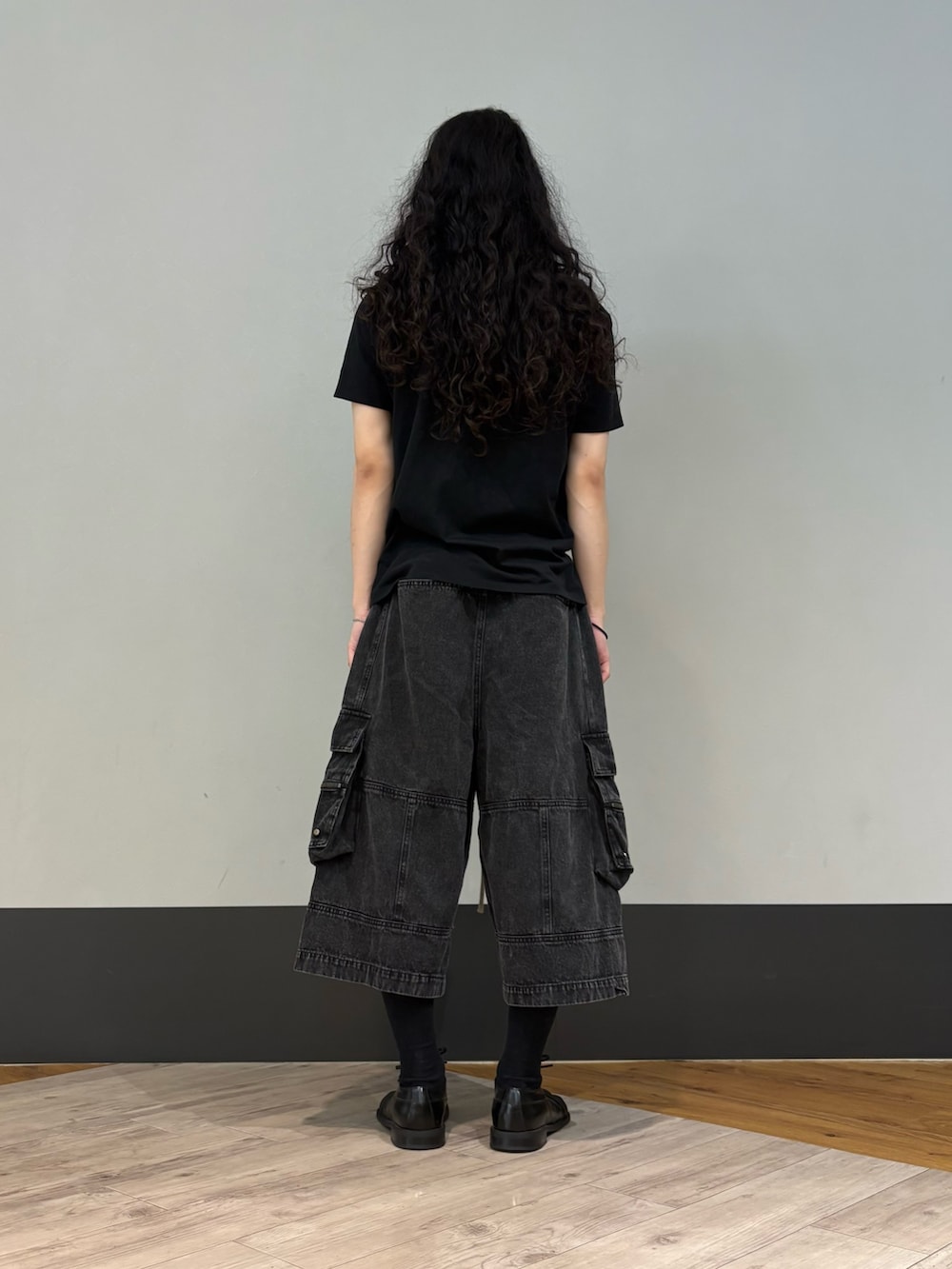 ブラック系のデニムパンツを着用したメンズの夏コーディネートの2枚目の写真