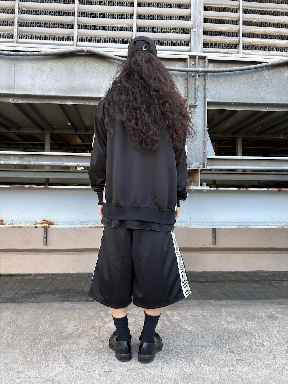 ブラック系のTシャツ/カットソーを着用したメンズの夏コーディネートの2枚目の写真