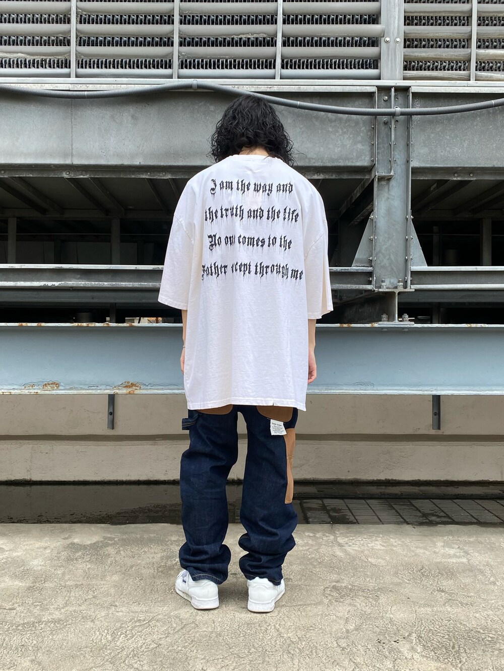 その他のデニムパンツ、その他のデニムパンツ、ホワイト系のTシャツ/カットソーを着用したメンズの春コーディネートの2枚目の写真