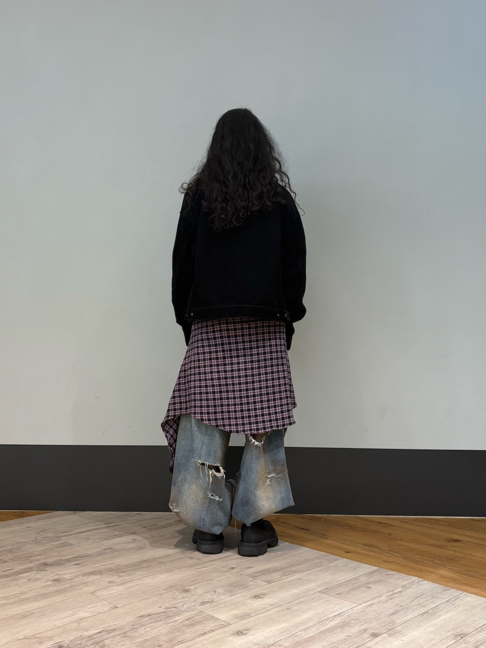 ブラック系のデニムジャケットを着用したメンズの秋コーディネートの2枚目の写真