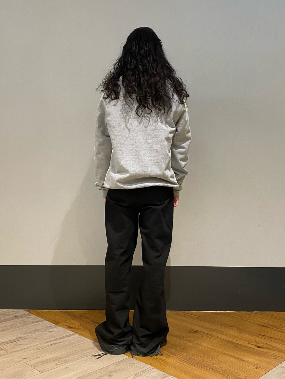 グレー系のジャケット/アウター、ブルー系のシャツ/ブラウスを着用したメンズの冬コーディネートの2枚目の写真