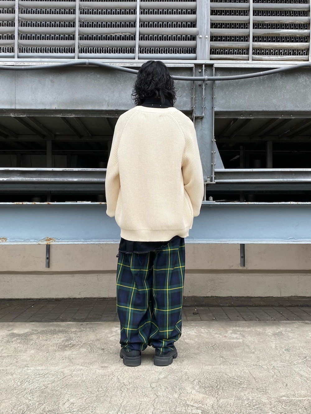 ホワイト系のカーディガン/ボレロ、ブラック系のトップス、グリーン系のパンツを着用したメンズの冬コーディネートの2枚目の写真