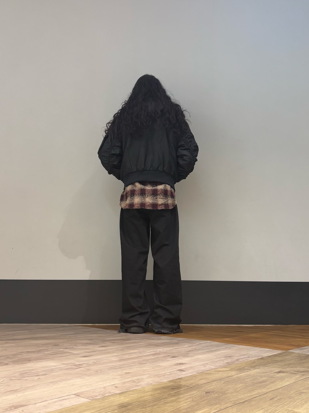 ブラック系のMA-1を着用したメンズの秋コーディネートの2枚目の写真