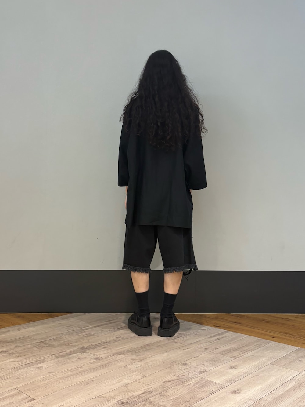 ブラック系のデニムパンツを着用したメンズの夏コーディネートの2枚目の写真