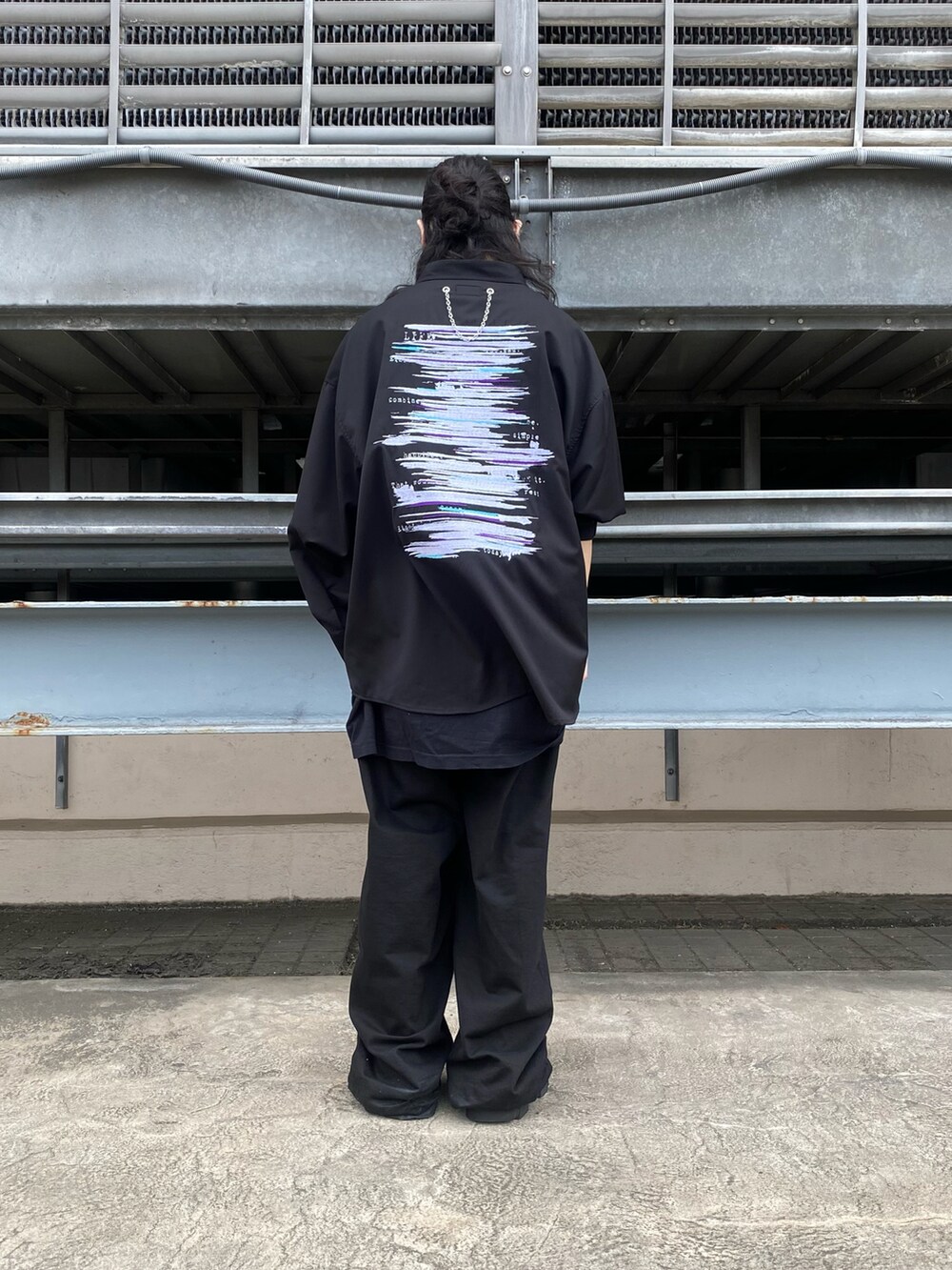 ブラック系のシャツ/ブラウス、ブラック系のパンツを着用したメンズの夏コーディネートの2枚目の写真