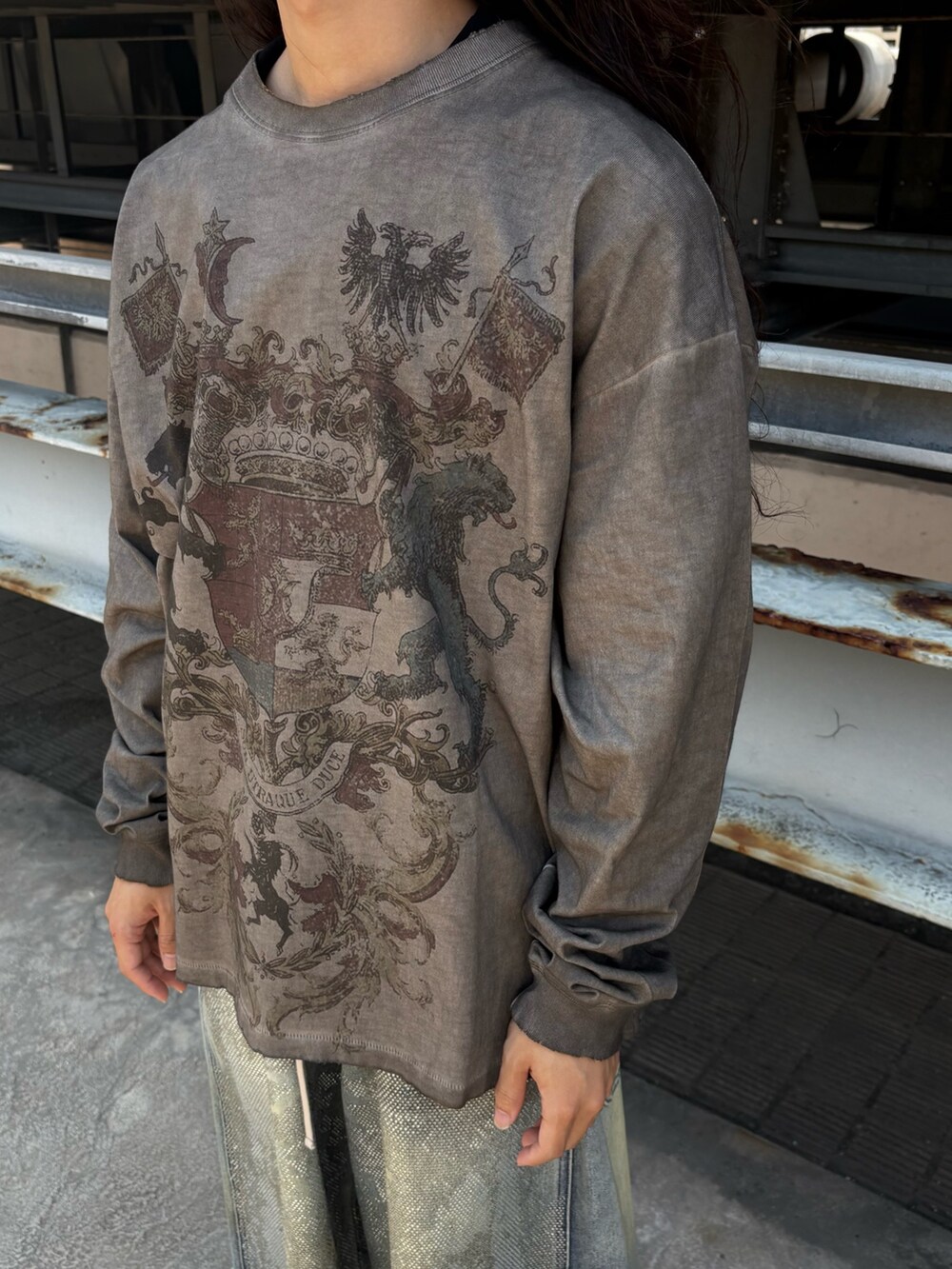 ベージュ系のTシャツ/カットソー、その他のデニムパンツを着用したメンズの夏コーディネートの3枚目の写真